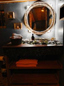 Bohemio Chic House - Alojamiento con vista al bosque a 45 minutos de Medellin en Santa Elena