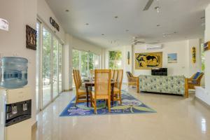 Beachfront Villa Pool Sleeps 7 Grand Lounge