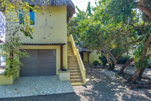 Beachfront Villa Pool Sleeps 7 Grand Lounge