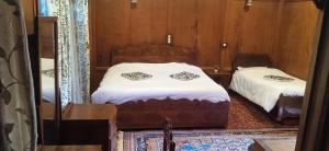 Jacqueline houseboat