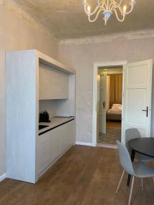 Apotheker Apartments 1901