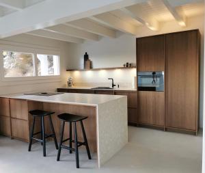 Maison en bois avec piscine chauffée et vue panoramique