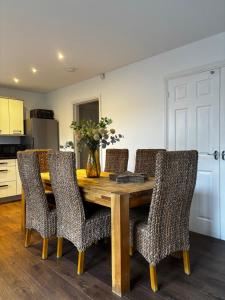 Premium 8-Bed Home, Ideal for Contractors & Work Teams, Nearby Major Roads
