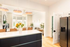 Stunning Townhouse by the sea, Hot Tub sleeps 17