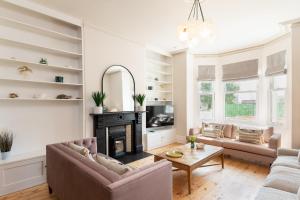 Stunning Townhouse by the sea, Hot Tub sleeps 17