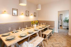 Stunning Townhouse by the sea, Hot Tub sleeps 17