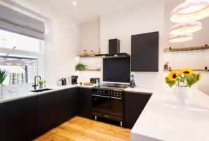 Stunning Townhouse by the sea, Hot Tub sleeps 17