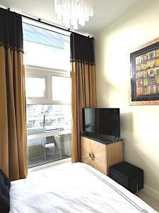 Luxe 1 Bed - Quiet, Airy, Views, next door to BPS