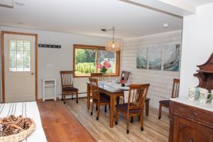 ZaLo Manor House Lakefront hot tub pets