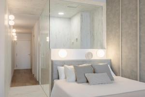 Designer apartment facing the sea