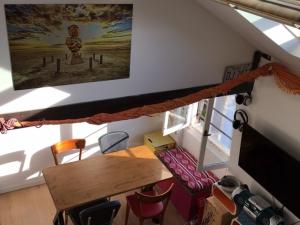 Sunny and serene hideaway in central Paris with AC