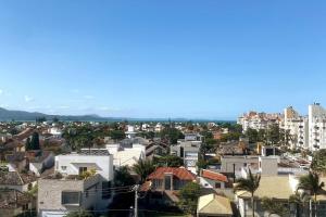 Apartamento moderno com 2 quartos, a 800m da praia Jurerê Internacional