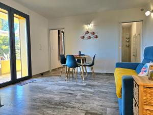 Lechapée Bleue - cosy refait a neuf, avec terrasse et vue jardin, tout se fait à pied - BY AURAconciergerie