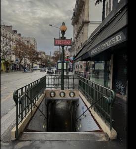 chambre accès salle de bain parking gratuit et petit déjeuner offert