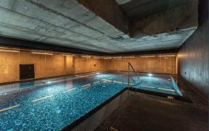 Luxe studio with pool, sauna, jacuzzi, gym, balcony