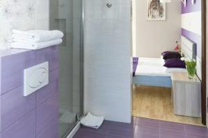 Biały Domek pokój fioletowy