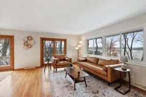 Well appointed Lakefront home - Флинт