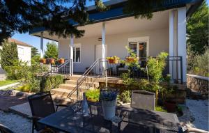 2 Bedroom Beautiful Home In Starigrad