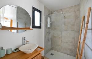 Maisons de vacances Lovely Home In Saint-Bauzille-De-Mont : photos des chambres