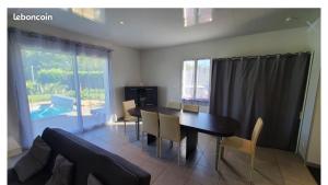 Maisons de vacances Pavillon avec piscine : photos des chambres