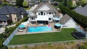 Family Oasis, Heated Pool, FireTable, Sleeps 12 - Kelowna