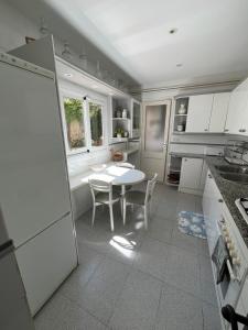Casa con jardín y barbacoa
