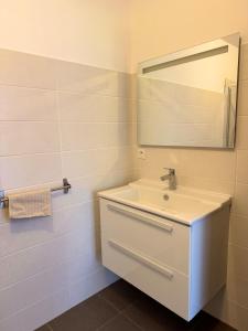 Appartements Charming 2-bedroom with sea and mountain views : photos des chambres