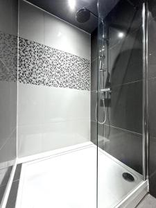 The Bournemouth Haven - Brought to you by Coastline Retreats - Grand 2 bedroom luxury apartment - 3 mins walk to beach - Superfast Wifi - Sleeps 6