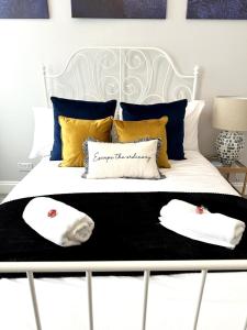 The Bournemouth Haven - Brought to you by Coastline Retreats - Grand 2 bedroom luxury apartment - 3 mins walk to beach - Superfast Wifi - Sleeps 6