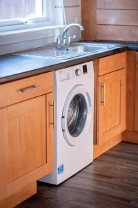 Luxury 3-Bed Townhouse with Free Parking and Central