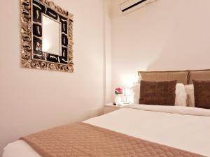 Donna Rosa - Main Avenue