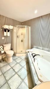 Adorable 2-bedroom unit with jacuzzi beside falls