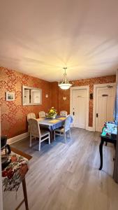 Adorable 2-bedroom unit with jacuzzi beside falls