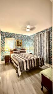 Adorable 2-bedroom unit with jacuzzi beside falls