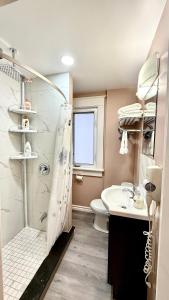 Adorable 2-bedroom unit with jacuzzi beside falls