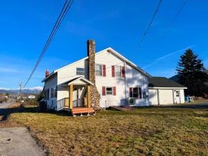 Renovated farmhouse on snowmobile trail with firepit & mountain views 10 min from Bretton Woods - Carroll