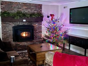 Renovated farmhouse on snowmobile trail with firepit & mountain views 10 min from Bretton Woods