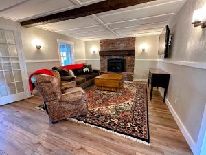 Renovated farmhouse on snowmobile trail with firepit & mountain views 10 min from Bretton Woods
