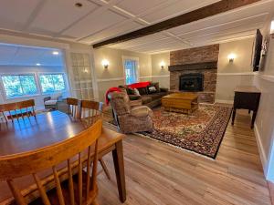 Renovated farmhouse on snowmobile trail with firepit & mountain views 10 min from Bretton Woods