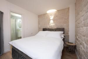 Apartments by the sea Trogir - 24338