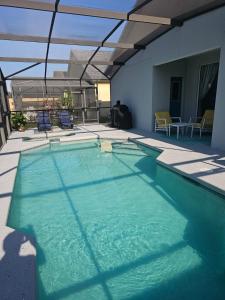 Spacious 2 en-suite BR, heated pool & spa retreat