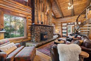 Billy Creek Luxury Lodge on the creek - Sleeps 18!