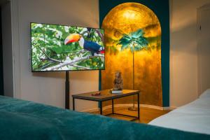 NOOR - Golden Mood or Cinema Luxe