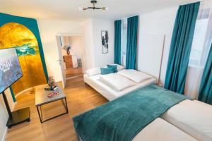 NOOR - Golden Mood or Cinema Luxe