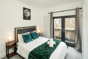 Gorgeous 3BR 2bath house in O2 Greenwich with parking