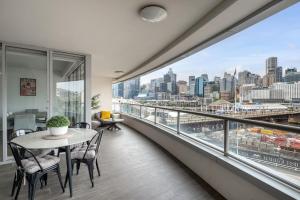 Modern 2BR 2Bath Darling Harbour Views, Pool, Parking, Spa & Gym