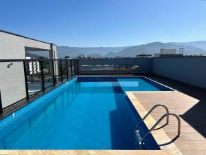 3 min Praia Grande, 2 suítes, Ar Condicionado, Churrasqueira e Piscina no Rooftop