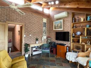 BasinWaterStays Waterfront Jetty - Brm2