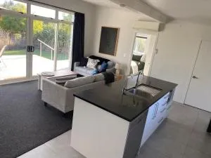 Modern & Comfy 2-Bedroom House - Newstead