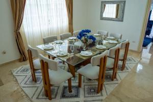 Villa La Dueña - Vista Hermosa Luxury Retreat, 5BR Villa with Pool, Swim-Up Bar, Jacuzzi, Chefs Kitchen, Fast Wi-Fi, Full AC, EV Charger and Solar Power, Ideal for Families & Groups